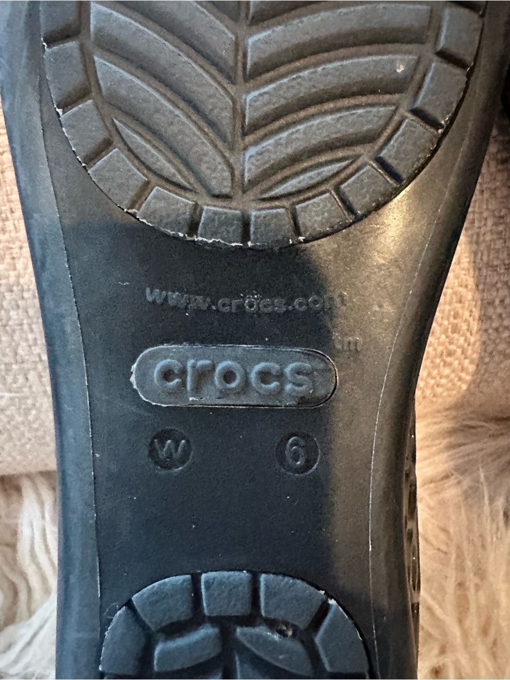 2 Pairs of Crocs Women’s size 6 Flats | Lightweight, Comfort Shoes - Picture 10 of 12
